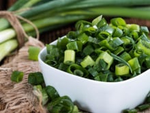 Quem não deve comer cebolinha? Este vegetal comum na cozinha tem benefícios, mas não é adequado para todos