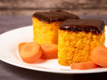 Nem ovo, nem leite: esse bolo de cenoura fofinho e molhadinho vai se tornar o seu favorito, a receita é muito fácil!