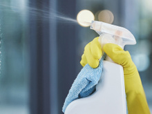 Faça você mesmo: receita de limpador de janelas com 2 ingredientes vai deixar o seu vidro brilhante e sem manchas