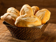 Nem no saco de papel, nem no saco plástico: esse é o jeito certo para armazenar o pão francês