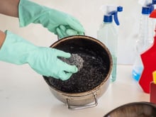 Todos nós temos uma dessas na cozinha, e elas são uma mão na roda para limpar louça queimada, a panela vai brilhar por dias!