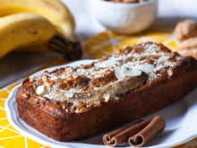 É só misturar banana, ovo e cacau: esse bolo de banana rápido e caseiro parece de padaria