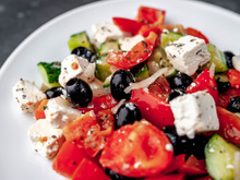 Salada grega com feta para variar o cardápio: como fazer a deliciosa e tradicional choriatiki