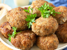 Cansado do purê de sempre? Aprenda a fazer almôndegas de batata crocantes para um acompanhamento delicioso