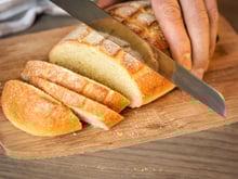 Pão sem glúten, sem lactose e muito fofinho sem sovar? Ele existe e essa é a receita!