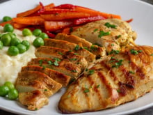 Os chefs concordam: “Para evitar que o peito de frango resseque, marine-o por 30 minutos com 2 colheres de sopa de azeite.”