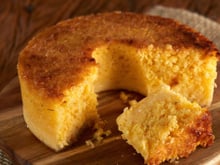 Não precisa de farinha, nem de fermento, para preparar esse bolo fofinho: apenas 3 ingredientes!