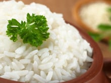 Os chefs espanhóis concordam: "O arroz branco não se faz com água, mas sim com 3 dentes de alho, 2 folhas de louro e um bom caldo caseiro."