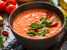 Os cozinheiros do 'MasterChef' concordam: "O gaspacho não deve conter creme de leite, mas sim 1 kg de tomates, 1 pepino e 50 ml de azeite."