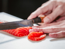 Os mestres do sushi já sabem disso há muito tempo: mergulhe a faca em água fervente e o seu filé de peixe vai parecer prato de restaurante chique