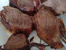 Picanha assada acompanhada de salada suave