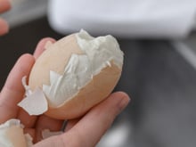 Chefs recomendam: "Para evitar que os ovos cozidos se quebrem ao descascá-los, não use sal nem vinagre; é melhor cozinhá-los no vapor."