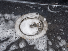 Mau cheiro no ralo da pia da cozinha resolvido em poucos minutos sem sofrimento e de um jeito muito fácil