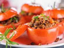 Tomates recheados com carne moída e arroz: o jantar de forno perfeito para noites frias e preguiçosas