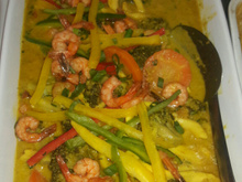 Anéis de lula com camarão ao curry