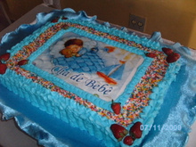 Bolo de creme com morango e cereja