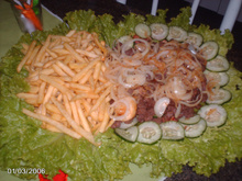 Filé com fritas e legumes