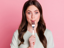 12 alimentos que deixam você com fome: descubra por que e o que comer no lugar