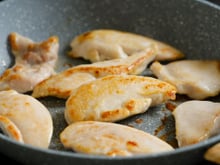 Adicionar vinagre à frigideira ao fritar peito de frango: para que serve e por que é recomendado