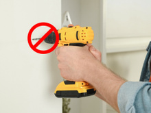 Aprendi com um pedreiro como furar a parede sem furadeira de um jeito bem fácil: deu certo, o buraco ficou do tamanho que eu precisava!