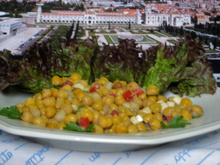 Salada de grão-de-bico com pêras e queijo