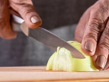 Pouca gente sabe por que a cebola fica amarga depois de cortada, mas o TudoGostoso explica como evitar e salvar suas receitas