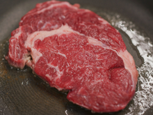 Os chefs concordam: "Para fazer um bife grelhado perfeito, não unte a frigideira, em vez disso, pincele a carne com óleo."