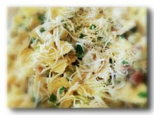 Farfalle com ervilha, bacon, alho e creme tipo fraiche - Calazans