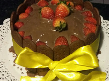 Bolo de chocolate com morangos