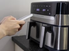 Mais modernidade na cozinha! Air fryer WAP com painel digital e 12 funções está com 49% de desconto