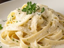 Macarrão cremoso sem precisar de creme de leite: TudoGostoso ensina que só precisa de uma colher deste ingrediente um molho avelulado e encorpado