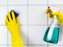 Misturinha caseira de só 2 ingredientes limpa o rejunte deixando bem branquinho, aprenda a receita!