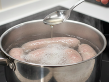 Nem quebradiça, nem seca: coloque um pouco de vinagre na água da linguiça e veja o que acontece na panela