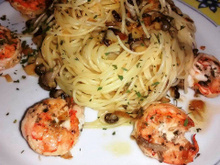 Macarrão com shimeji e camarão