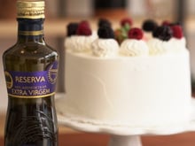 Bolo de Azeite Gallo Extra Virgem Reserva com frutas vermelhas e mousse de chocolate branco