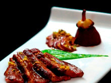 Peito de pato ao vinho tinto com pêra recheada