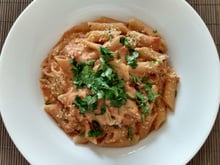 Macarrão ao molho de tomates e alcaparras