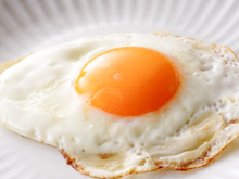 Ovos fritos ficam melhores se você trocar o azeite e a manteiga por esse ingrediente mais simples