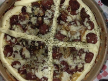 Pizza de calabresa com massa de pinhão