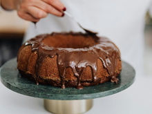Esse bolo de chocolate de liquidificador com cobertura cremosa você só encontra no TudoGostoso