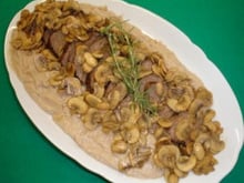Filé mignon com molho de cogumelos e purê de castanhas