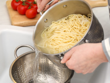 Poucos sabem, mas esse erro simples na hora de escorrer o macarrão pode estragar o prato todo