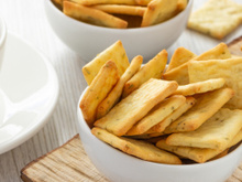 Salgadinho de massa de pastel na airfryer é o petisco crocante mais rápido de fazer quando tem visitas em casa