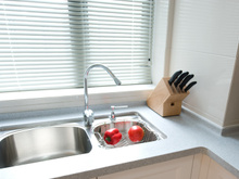 Cortina na cozinha: entenda se você precisa dela, como escolher o tipo ideal e quais cuidados você deve ter