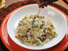 Macarrão cremoso com molho branco e bacon pra toda família se esbaldar