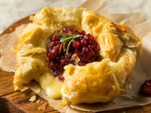 Queijo brie na massa folhada é a receita perfeita para ostentar na ceia de Natal e deixar a família de queixo caído
