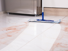 Como fazer fritura sem deixar o chão engordurado: veja as dicas