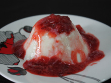 Flan de iogurte com calda de morango