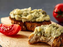 Aperitivo de 1 berinjela e 10 pimentões: rápido, fácil e cheio de sabor para suas torradas