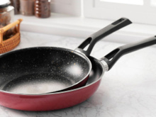 Poucas pessoas sabem e eu sempre usei errado: é para isso que serve o furo no cabo da frigideira